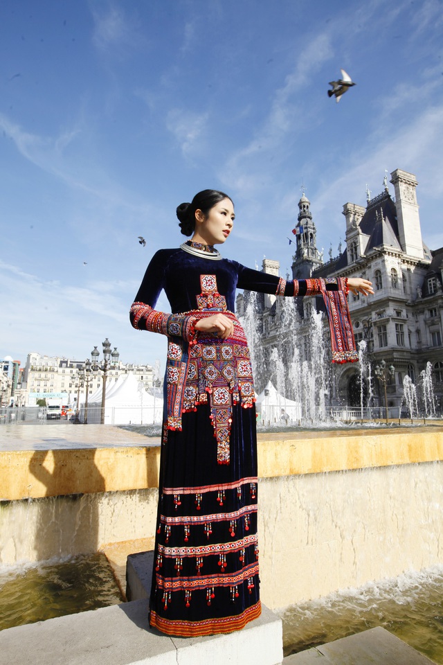 Cùng với nhà thiết kế Minh Hạnh, Lan Hương và Hùng Việt, Hoa hậu Ngọc Hân và một số người mẫu khác đã cùng nhau xách vali đến Paris, nơi vẫn được mệnh danh là Kinh đô thời trang.