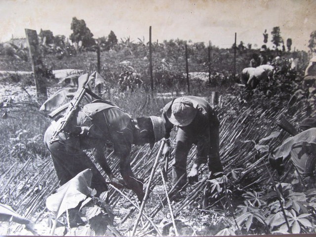 Bộ đội  Việt Nam tại tỉnh biên giới Lào Cai năm 1979 (Ảnh: Theo nguồn diễn đàn vnmilitaryhistory.net)