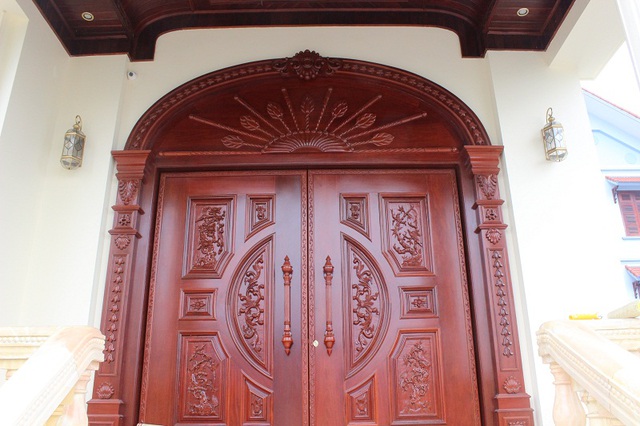 Toàn bộ hệ thống cửa của hai tòa biệt thự được chế tác từ gỗ lim nhập khẩu tử nước ngoài
