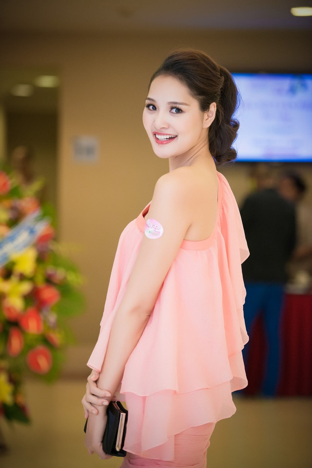 Tối qua, Hoa hậu Hương Giang đã ra Hà Nội để tham gia một sự kiện ở Hà Nội trong vai trò gương mặt đại diện của một sản phẩm làm đẹp.