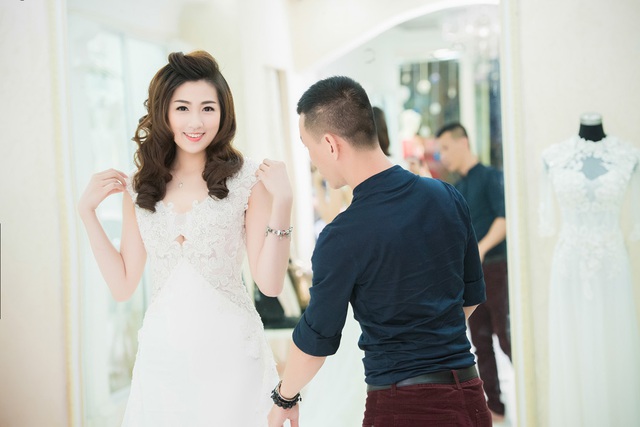 Nhận lời tham gia chương trình triển lãm cưới của chuyên gia trang điểm Kenny Thái, Á Hậu Tú Anh đã đến thử trang phục với sự giúp đỡ của anh.