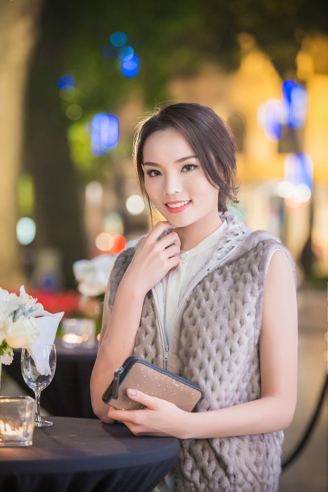 Xuất hiện tối qua tại một sự kiện khai trương ở Hà Nội, tân Hoa hậu Nguyễn Cao Kỳ Duyên gây ấn tượng với chiều cao khủng và gương mặt được trau chuốt cẩn thận.