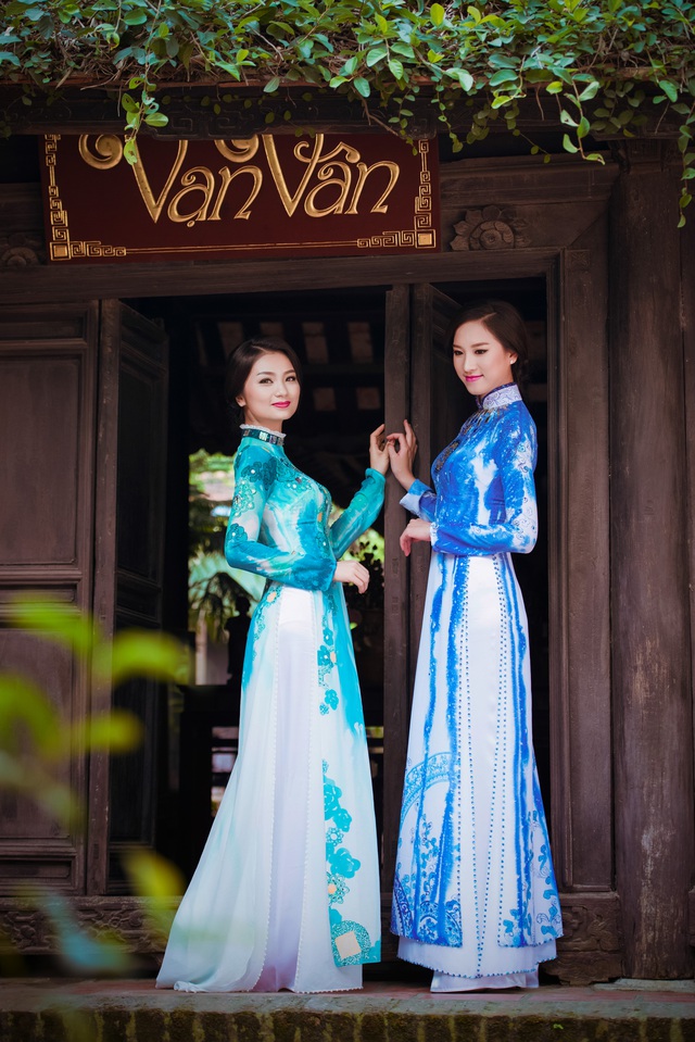Diệu Hương và Mai Ngọc dịu dàng và xinh đẹp với tà áo dài truyền thống.