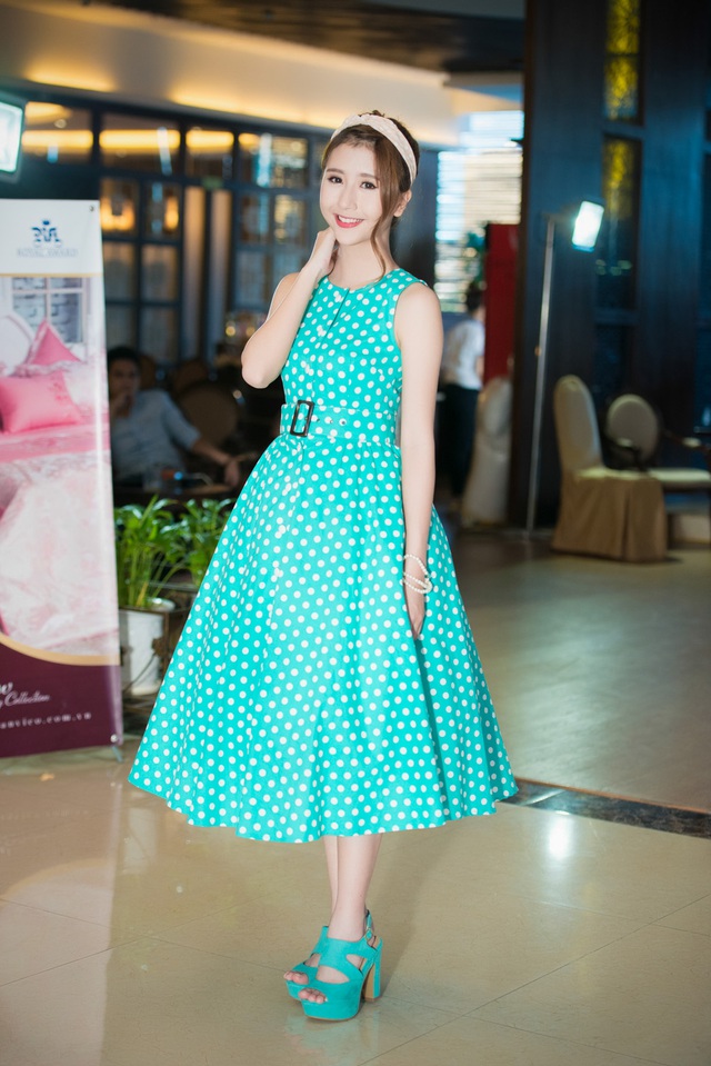 Tham gia một sự kiện triển lãm ở thành phố Vinh ngày hôm qua, Quỳnh Anh Shyn diện váy xanh rực rỡ.