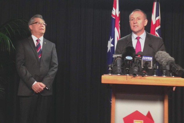Thủ hiến bang Nam Úc Jay Weatherill thông báo bổ nhiệm ông Lê Văn Hiếu (trái) làm toàn quyền bang