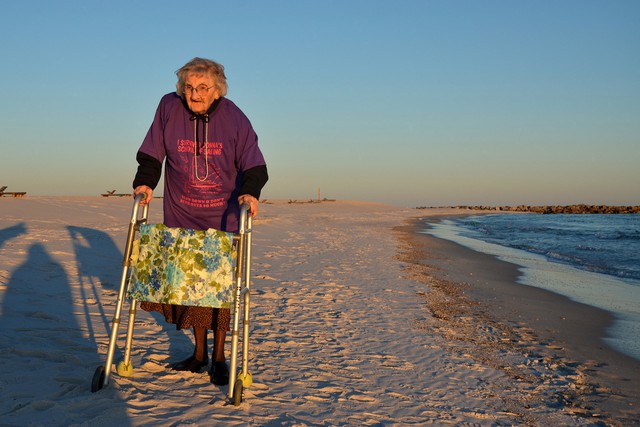 Không con cháu bên cạnh, bà Ruby Holt dành những ngày tháng cuối đời mình trong trại dưỡng lão. Nay đã ngoài 100, bà vẫn mong một lần được ra biển nhưng chưa có dịp. Một tổ chức xã hội đã giúp bà đạt được ước nguyện đó với một chuyến du lịch đến Orange Beach, bang Alabama (Mỹ). Ảnh: Dennis Pillon