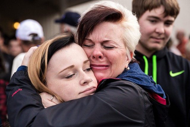 Phóng viên AP Jordan Stead đã chụp được khoảnh khắc xúc động này, khi bà Colleen Epstein biết tin con gái Meaghan bình an vô sự sau vụ nổ súng tại ngôi trường em theo học. Vụ nổ súng này đã cướp đi sinh mạng 2 học sinh và khiến 4 em khác bị thương.