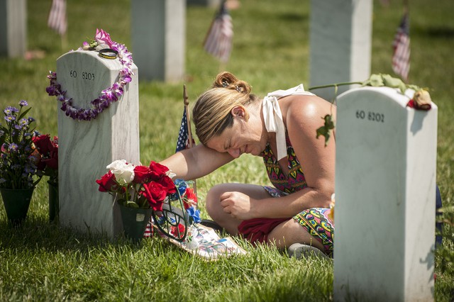 Ngày Tưởng niệm (Memorial Day) ở Mỹ hàng năm là dịp để người dân nước này tỏ lòng biết ơn với những liệt sĩ đã hi sinh trên chiến trường. Nhưng đối với những người như Laura Youngblood, nó gợi lại cho chị những kỉ niệm buồn. Chồng chị, anh Travis, đã hi sinh tại chiến trường Iraq, chỉ vài tháng sau khi hai người kết hôn. Ảnh: Pete Marovich