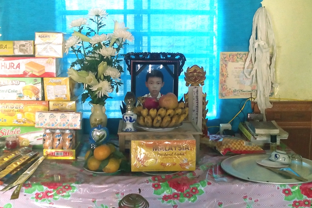 Bàn thờ và bức di ảnh của nam sinh xấu số Nguyễn Văn Tuyên.