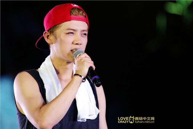 Luhan mệt mỏi, thậm chí rơm rớm nước mắt khi trình diễn bài “Lucky” tại concert của EXO tại Trung Quốc.