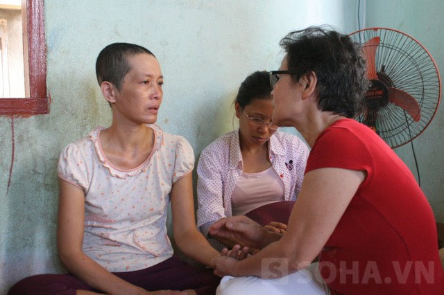 Những lời động viên chia sẻ của các thành viên trong đoàn từ thiện đã tiếp thêm sức mạnh cho chị Trương Thị Tiền tiếp tục cố gắng điều trị để làm điểm tựa cho ba đứa con nhỏ.