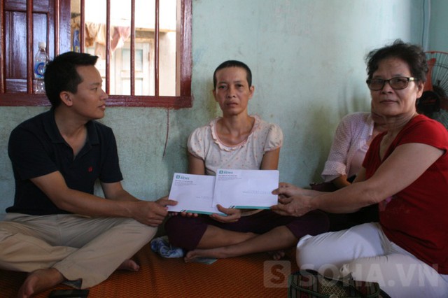 Nhà báo Bùi Ngọc Hải (Phó Tổng biên tập báo điện tử Trí Thức Trẻ) và cô giáo Ngô Thị Anh Thơ (cựu giáo viên đại học Tổng hợp) trao quà cho chị Trương Thị Tiền