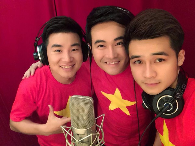 Các ca sỹ Hà Anh, Việt Tú, Minh Quân mặc áo màu cờ khi thu ca khúc Quốc Ca