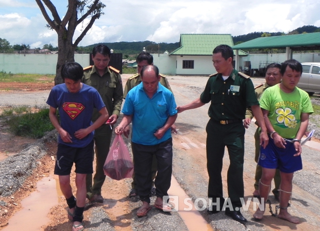 Lực lượng chức năng bàn giao đối tượng cùng tang vật cho Công an tỉnh Xiêng Khoảng (Lào) xử lý theo quy định.