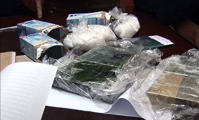 Tang vật cảnh sát thu giữ được là 6 bánh heroin cùng 0,5kg ma túy đá được Hương mang từ Lào về Nghệ An.