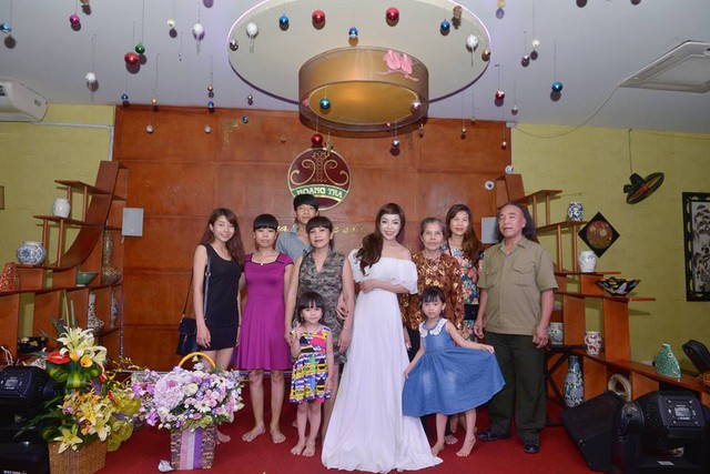 Gia đình Minh Chuyên gồm bố mẹ, các chị gái và các cháu tới chúc mừng cô.