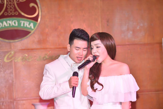 Đêm 21/6 vừa qua, tại Hoàng Trà, Minh Chuyên và Việt Tú nắm tay nhau tình tứ song ca trong đêm nhạc Tình nhân. Đây là đêm nhạc đầu tiên của Minh Chuyên sau hơn 10 năm hoạt động nghệ thuật chuyên nghiệp.