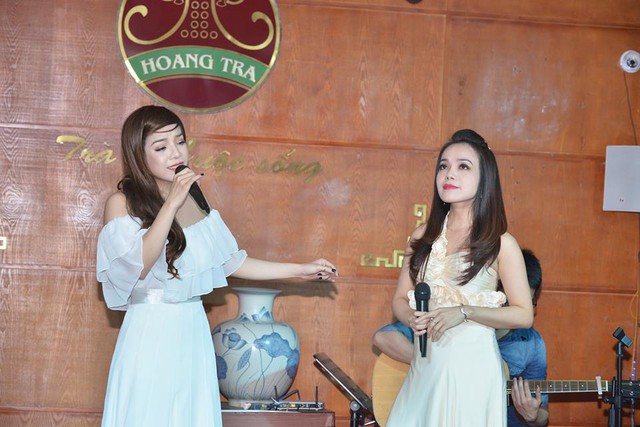 Tham gia đêm nhạc với tư cách khách mời, ca sĩ Lan Anh cùng Minh Chuyên song ca ca khúc Cơn mưa hạ.