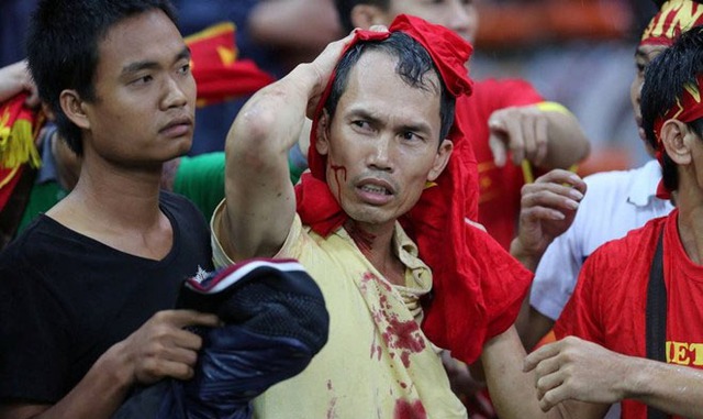 Hình ảnh cổ động viên Việt Nam bị hành hung tại sân vận động Shah Alam cũng có thể được xem là một trong những hình ảnh rất đáng nhớ.