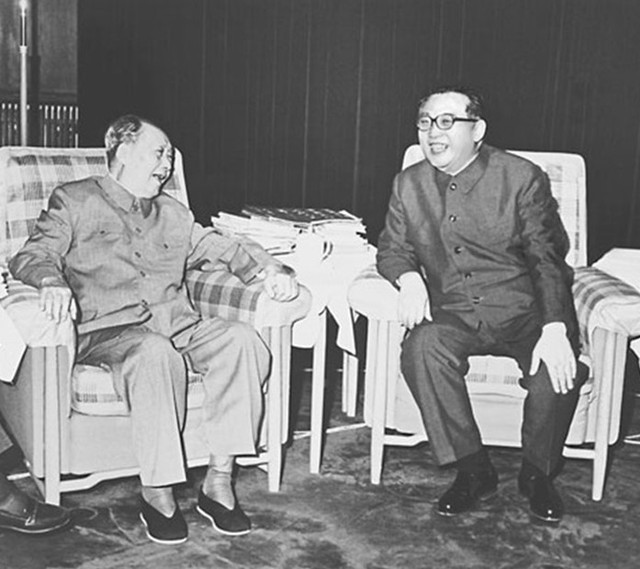 Cố Chủ tịch Trung Quốc Mao Trạch Đông (trái) và cố lãnh tụ Triều Tiên Kim Nhật Thành, thời kỳ quan hệ Trung - Triều hết sức tốt đẹp.