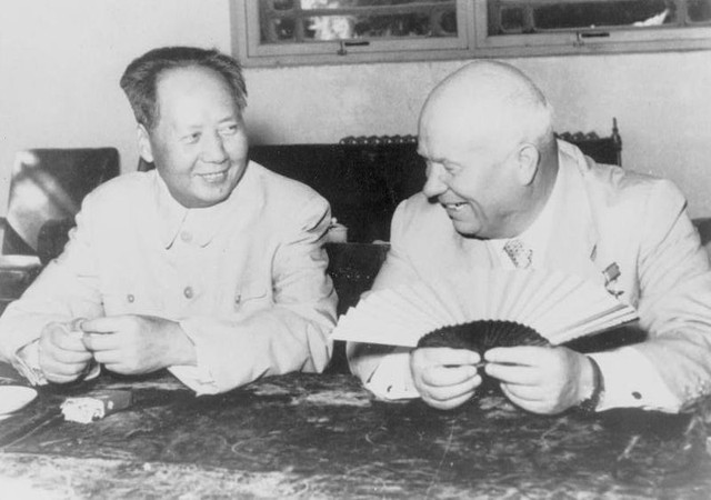 Mao Trạch Đông và Khrushchev trò chuyện tại Bắc Kinh trong chuyến thăm Trung Quốc năm 1958 của ông Khrushchev