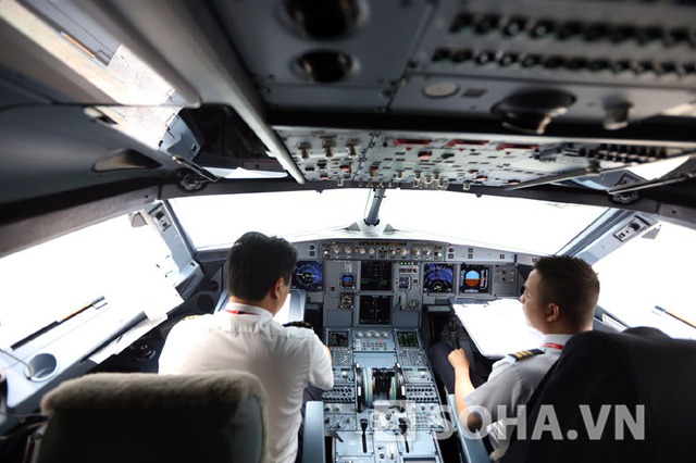 Buồng lái của máy bay A320 với hệ thống hiện đại do hai phi công điều khiển.