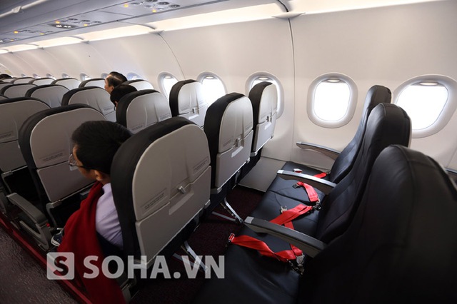 Các ghế da của máy bay được thiết kế sang trọng và rộng rãi hơn so với trước đây.