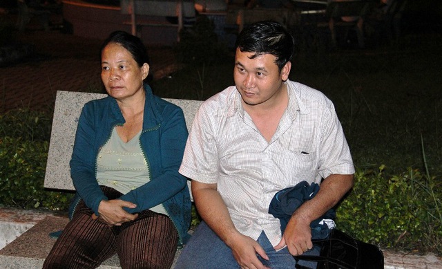 Bà Loan (bên trái) người tự nhận là bà ngoại cháu Ngân đến bệnh viện đa khoa Bình Dương tối ngày 14/9