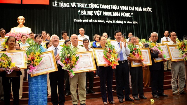 Lãnh đạo TP. HCM truy tặng danh hiệu vinh dự Nhà nước Bà mẹ Việt Nam anh hùng cho thân nhân của 46 mẹ đã mất.