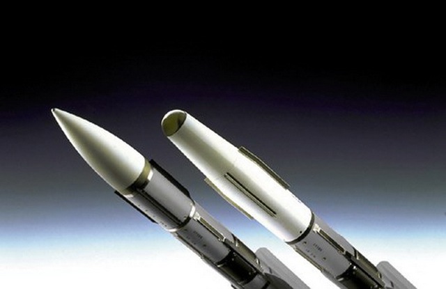 Tên lửa MICA RF (Trái) và MICA IR (Phải)