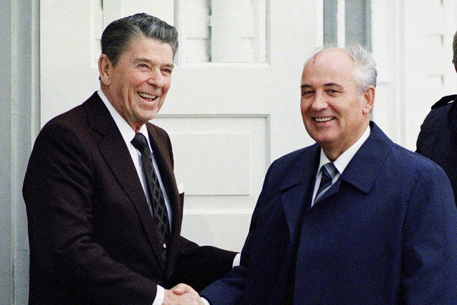 Cựu lãnh đạo Liên Xô Mikhail Gorbachev (phải) cùng cựu Tổng thống Mỹ Ronald Reagan, những người đã góp phần chấm dứt hơn 3 thập kỉ Chiến tranh Lạnh giữa Liên Xô và phương Tây Ảnh: Google Images