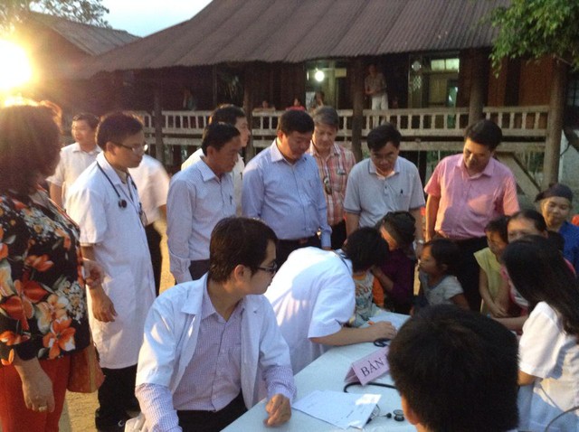 Trong 2 ngày liên tục (1-2/10), Đoàn công tác của Bệnh viện Bạch Mai gồm 60 cán bộ bác sỹ, do PGS.TS. Nguyễn Quốc Anh làm trưởng đoàn, đã thăm khám và tặng quà cho nhân dân huyện Lang Chánh, Tỉnh Thanh Hoá.
