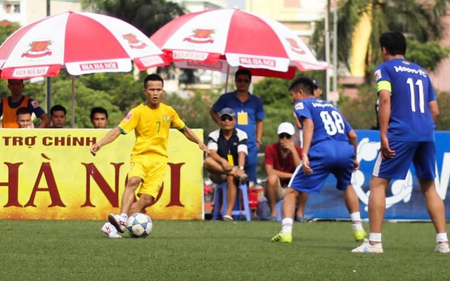 FC Văn Minh (áo vàng) của Quốc Vượng đã có chiến thắng đầu tiên