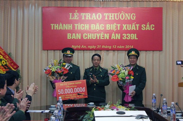 Trung tướng Võ Trọng Việt - Tư lệnh Bộ đội biên phòng trao thưởng cho ban chuyên án bóc gỡ đường dây ma túy khủng.