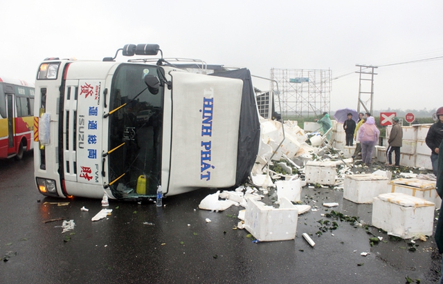 Hiện trường chiếc xe tải bị lật khiến hàng chục tấn cam tràn xuống đường.