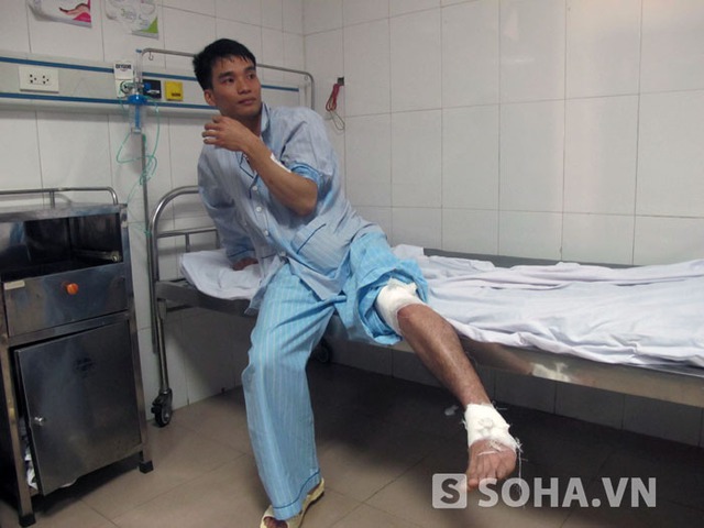 Anh Đoàn Văn Dinh bị thương nặng ở đầu gối, chân và trên người.