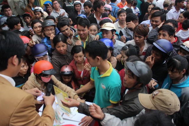 Người dân chen nhau lấy phiếu bốc thăm “Giờ vàng – giá sốc” chiều 29-11 tại TP.Buôn Ma Thuột, Đắk Lắk.