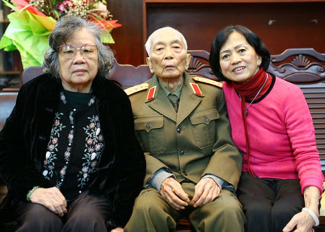 Cố Đại tướng Võ Nguyên Giáp cùng phu nhân Đặng Bích Hà (trái) và con gái, cố GS Võ Hồng Anh (phải).