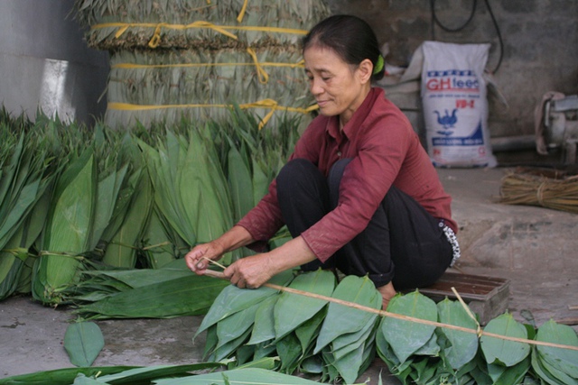 Để có được những bọc lá tre xuất khẩu sang các nước Đài Loan, Trung Quốc với giá 30.000 đồng/kg lá loại 1, 10.000 đồng/kg lá loại 2, giá đổ đống là 25.000 đồng/kg, những chiếc lá ấy đã phiêu qua rất nhiều công đoạn: Phơi, sấy, kẹp, rút lá ra khỏi kẹp, phân loại rồi tiếp tục cho vào sấy...