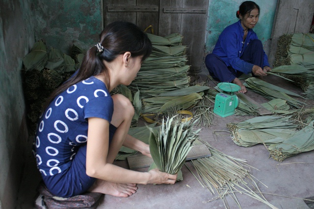 Theo chị Triệu, công đoạn khó nhất để làm ra sản phẩm hoàn chỉnh là làm sao lá từ tươi sang khô không bị chuyển màu