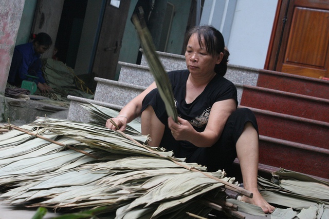 Hơn 20 năm nay, những chiếc lá tre này đã trở thành bạn tri kỉ, thành một phần trong cuộc sống của chị Đặng Thị Triệu