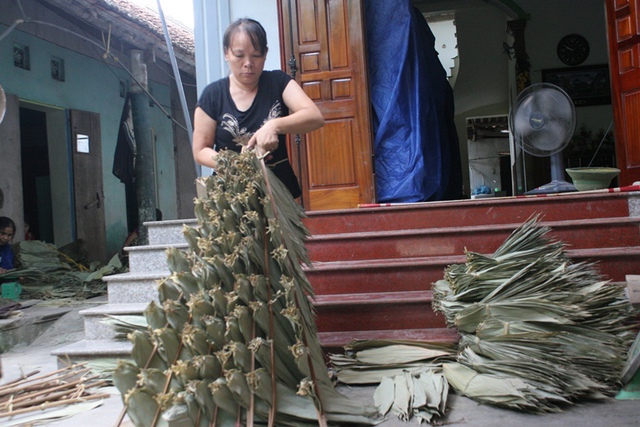 Ngày cao điểm chị Triệu nhập về 2 tấn lá tre, còn những ngày thường cũng dao động một vài tạ lá