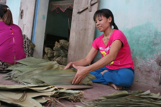 Từ cái rơm, cái rác mà kiếm được  tiền, theo chị Triệu điều cần nhất là tính kiên trì. Nhà có 4 người con thì hầu hết các con của bà đều theo nghề của mẹ để lập nghiệp và mưu sinh. Hết vụ, chị Triệu lại quay về với công việc của một bà nông dân cùng gần 10 sào ruộng Bắc bộ