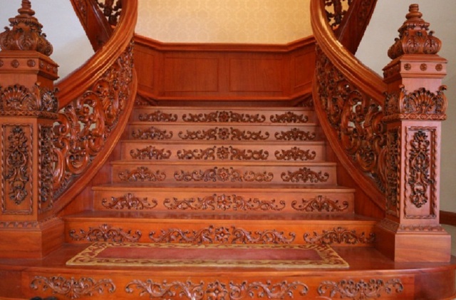 Toàn bộ hệ thống cầu thang của tòa lâu đài đều được làm bằng gỗ quý