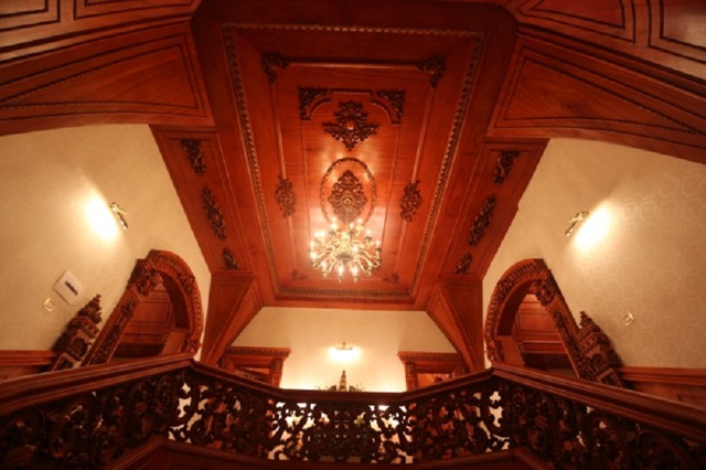 Hệ thống đèn chiếu sáng được lựa chọn tương thích với màu gỗ cũng như phù hợp với không gian của từng căn phòng bên trong biệt thự