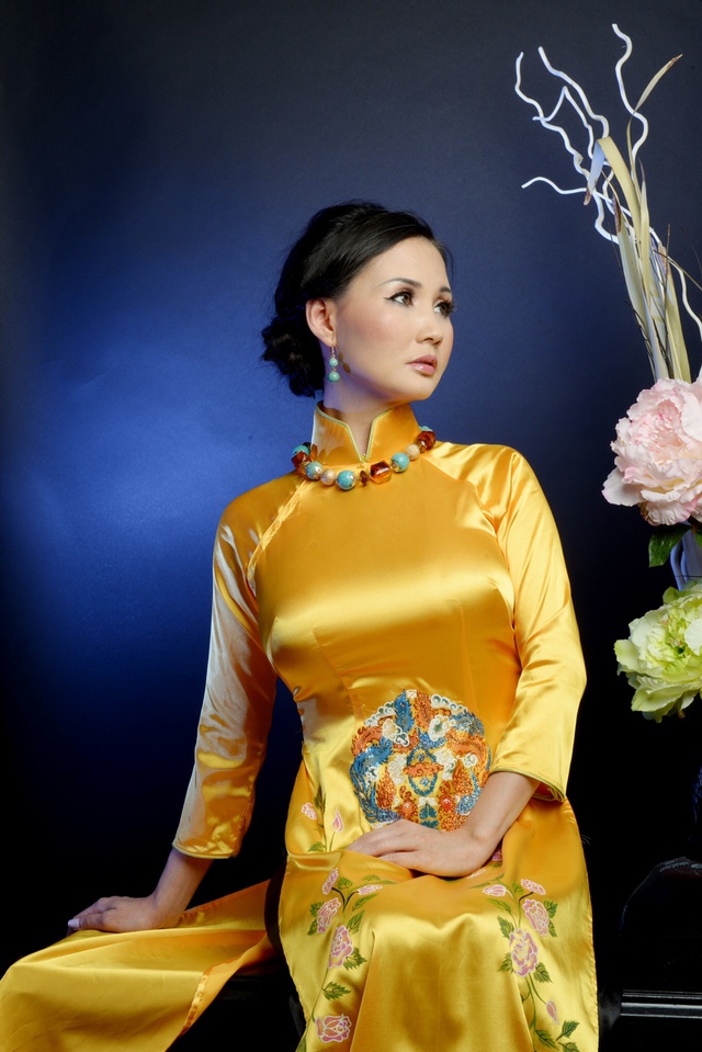 Dưới ống kính của nhiếp ảnh gia Việt kiều Nathan Võ, hình ảnh Hoa hậu quý bà châu Á tại Mỹ Sonya Sương Đặng trong tà áo dài màu vàng quyền quý của nhà thiết kế Sĩ Hoàng, mang dáng của một quý phi.