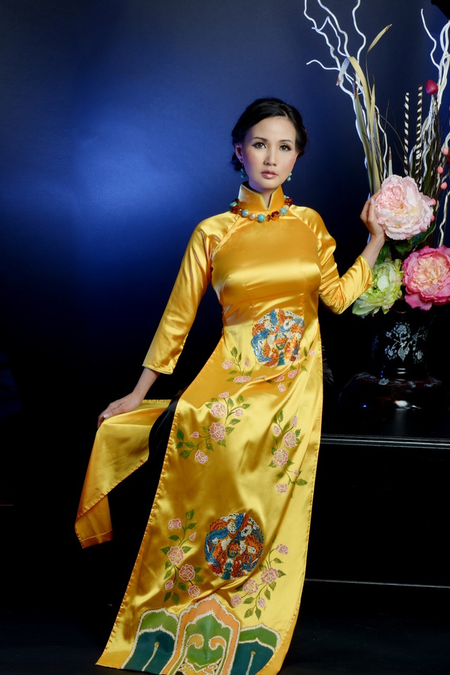  Hoa hậu Sonya Sương Đặng rất yêu tà áo dài Việt, dù sinh sống ở Mỹ đã lâu nhưng chị đặc biệt thích tìm hiểu và yêu lịch sử Việt Nam, điều đó được truyền vào 3 cậu con trai của chị, đặc biệt là con trai út.