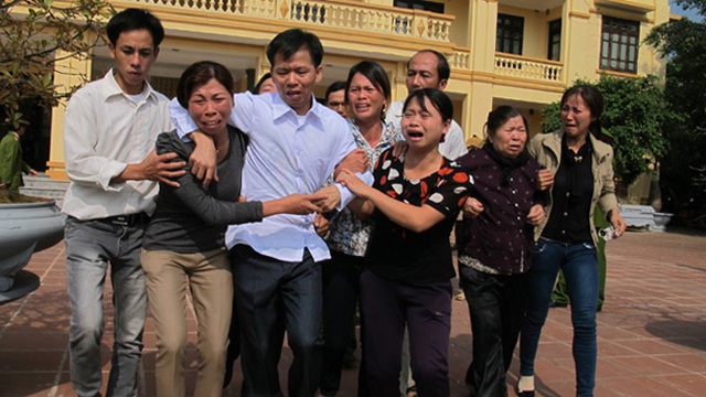 Ông Nguyễn Thanh Chấn cùng gia đình trong ngày nhận quyết định chính thức minh oan.