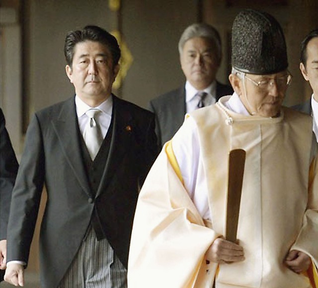 Thủ tướng Nhật Bản Shinzo Abe trong chuyến thăm Đền Yasukuni năm 2013 Ảnh: Japan Times