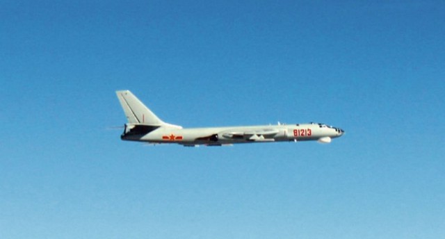 1 chiếc H-6 của Trung Quốc bay gần quần đảo Okinawa của Nhật Bản vào hôm 06-12 vừa qua.